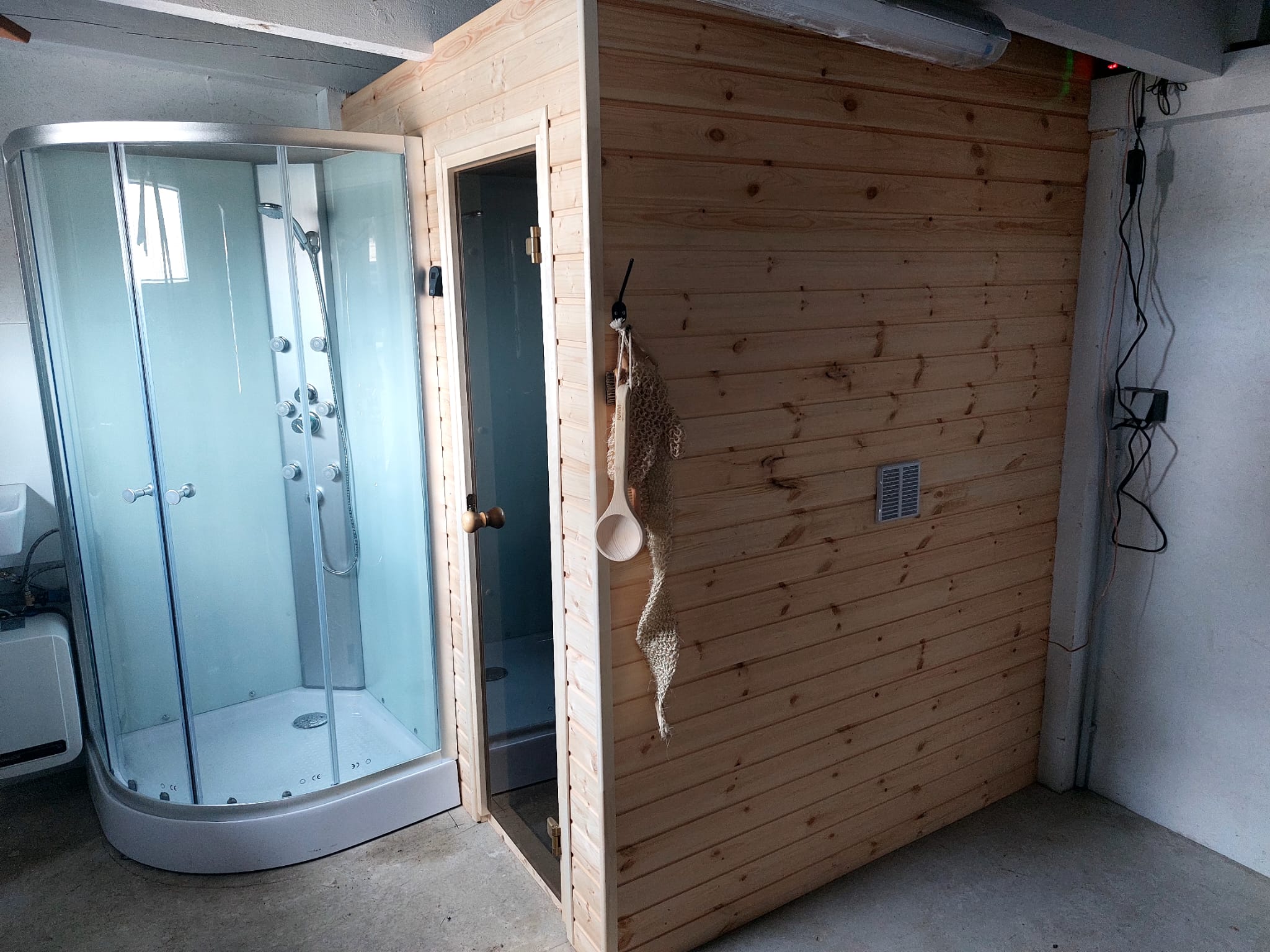 4-sauna-interier-se-sprchovym-koutem-lipa